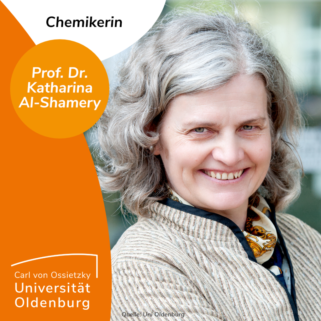 Ein Porträt der Chemikerin Prof. Dr. Katharina Al-Shamery. Zu sehen ist eine weiße Person mit grauen, gewellten schulterlangen Haaren, die in die Kamera lächelt. 