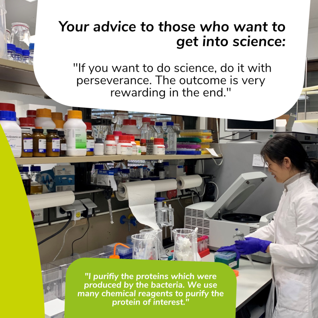 A picture of Jingjing Xu working in the lab. She wears dark blue gloves and a lab coat and is smiling again and working on some specimen. She explains what she does, which is written in a green box in white text at the bottom of this slide: „I purifiy the proteins which were produced by the bacteria. We use many chemical reagents to purify the protein of interest.“
At the top oft he slide, there is an interview question in black writing on white background again:
Question: Your advice to those who want to get into science:
Answer:
„If you want to do science, do it with perseverance. The outcome is very rewarding in the end.“