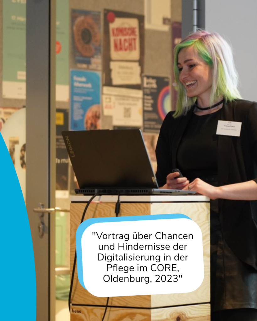 Bildbeschreibung: Vanessa steht hinter einem Laptop und hält einen Pointer in der Hand. Sie hält einen Vortrag über „Chancen und Hindernisse der Digitalisierung in der Pflege“ im CORE, in Oldenburg. Die Aufnahme entstand 2023.
