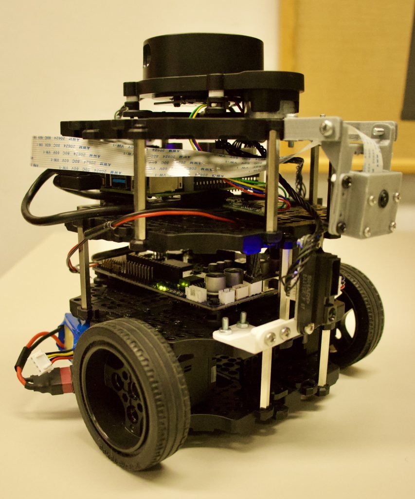 Bild eines Roboterkonstruktes, bei dem viele Einzelteile, u.a. auch Räder erkennbar sind.